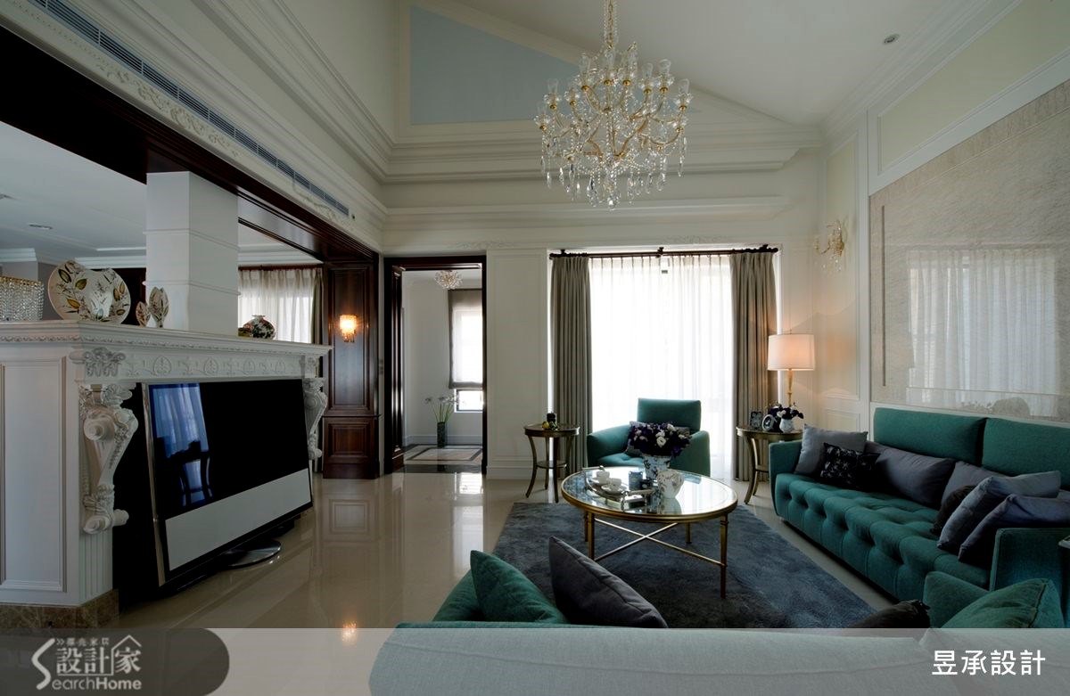 玄關區以帝諾、黑金鋒大理石及深色古典造型拱門，圈劃出空間獨立特性，多層次的古典線板勾勒出原建築體的斜頂造型，同時保留房子本身擁有的三面採光優勢，讓空間盡可能保有大面積採光。