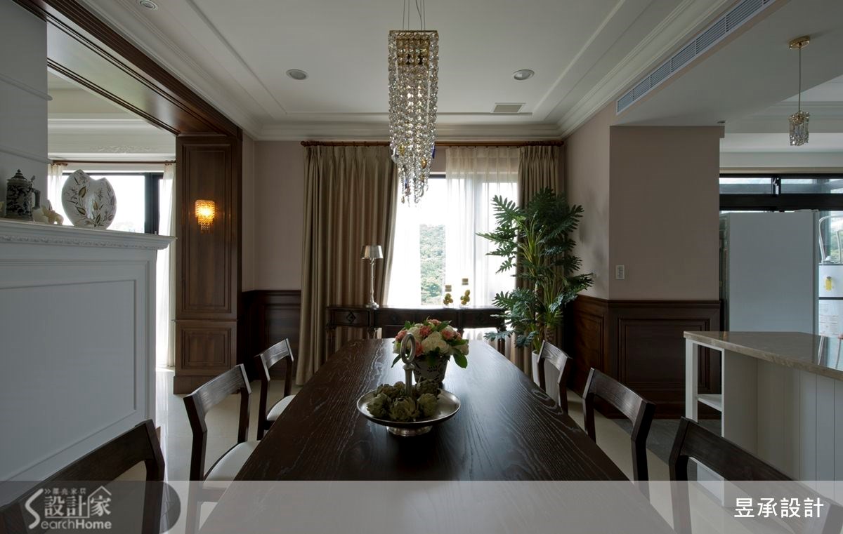 餐廳以深色貼皮半腰壁板襯托藕紫色的牆面跳色，利用光線與色彩的拼貼，架構出內外一致的空間配色及流動的視覺動線。