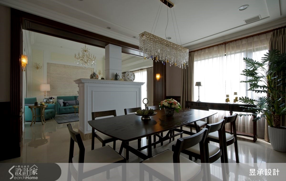 餐廳看向客廳，利用公共廳區的開放屬性拉開了生活上舒適距離，以動線的流暢無礙，帶動開闊的視角關係。