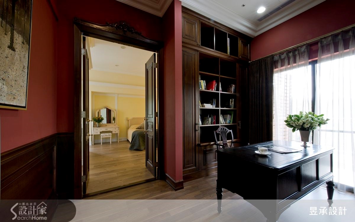 開放式書房背牆的書櫃，以精品展示櫃的概念發想，配襯著搶眼的紅色牆面，展露出空間的不凡氣度。