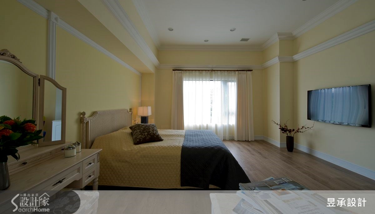 空間感十分開闊的純白色主臥室，在淡黃牆色的襯托下更顯出色。