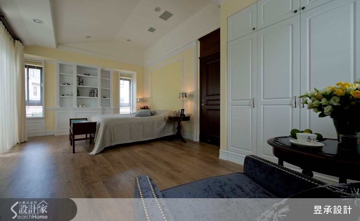 加上設計師自蝙蝠俠電影中獲得靈感，構思設計追求對稱美學的展示書櫃，成就了空間的視覺焦點。