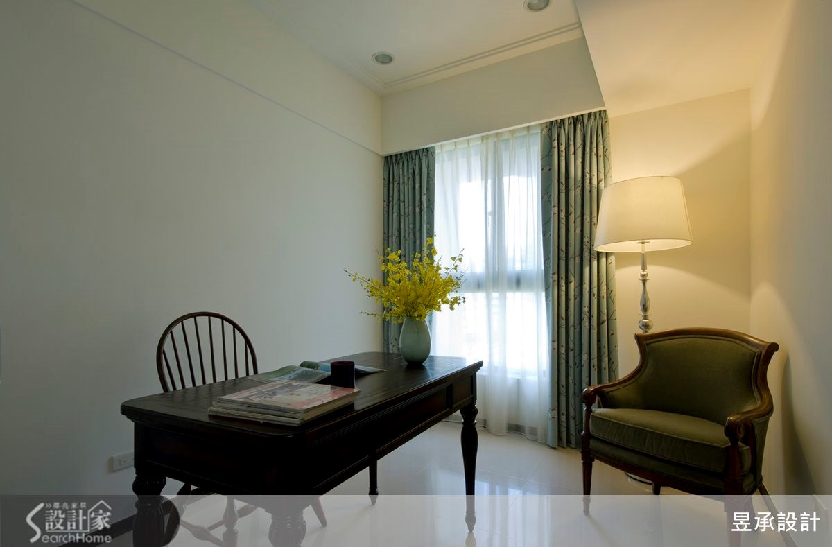 書房是屋主預留的彈性使用空間，簡單清爽沒有多餘裝飾，以優美大方的美式家具陳設。