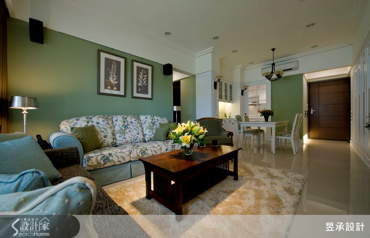 餐廳與廚房在點到線、線到面的整體性規劃下，串連餐廳的餐具櫃及走道的收納櫃，在虛實的設計中，維繫了空間的完整度，也讓動線更流暢，視覺感更豐富。