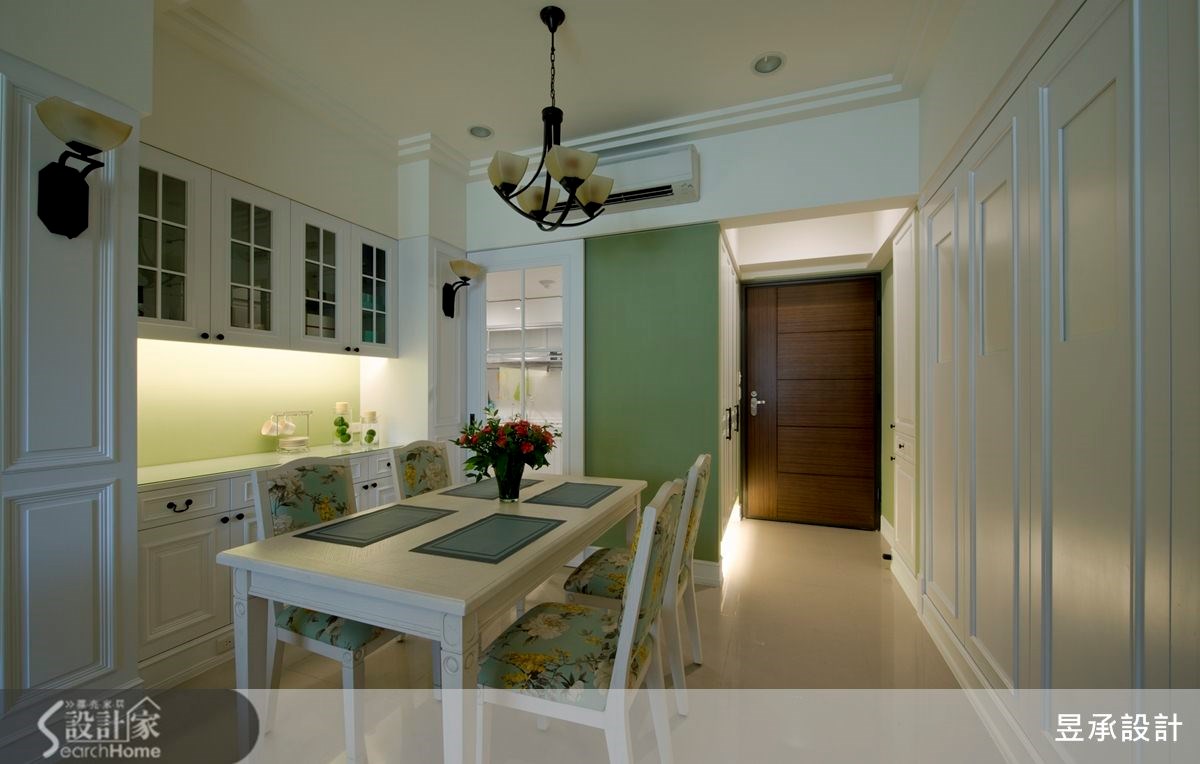 餐廳的餐具櫃，左右兩側白色的美式壁板，其中立面隱藏提供廚房及走道空間使用的收納高櫃。