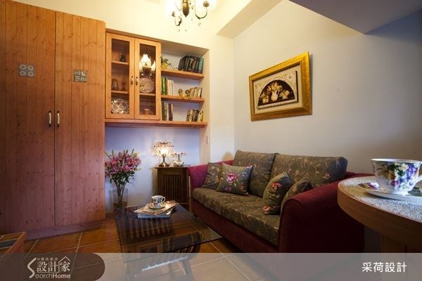 搭配木质柜，充分运用壁面空间，挑高的空间设计，就算摆上高的柜体，也可轻鬆消弭空间的压迫感。