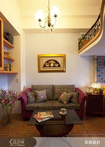 选择布面材质的沙发，搭配花朵纹样，展现乡村风的气息，上方夹层的空间，则运用镂空雕花铁件来装饰，突显出室内的柔美氛围。