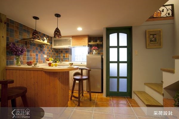 重新规画厨具位置，并利用中岛吧檯，建立起机能完整的餐厨空间，带有造型感的檯面设计，就像是迷人的咖啡馆吧檯空间，随时能为自己冲杯咖啡，品味生活。