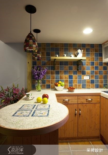 选择亮眼色彩的马赛克砖妆点厨房壁面，不仅让厨房空间显得缤纷，更刻划出动人的乡村风情。