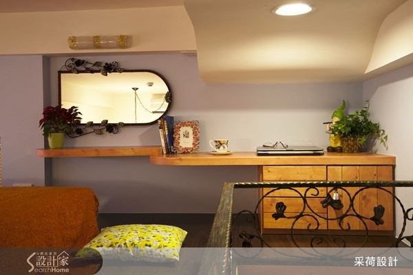 透过柜体与层板的规划，让卧室也能结合书房元素，成为多功能的複合式住卧空间。