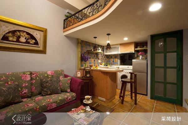 格子造型的木门，结合上喷砂玻璃，无形中让空间带有活泼的气息，更有画龙点睛的效果，此外玻璃的穿透效果，也能提升屋内的採光效果，完美展现出结合美学与功能的双重设计。