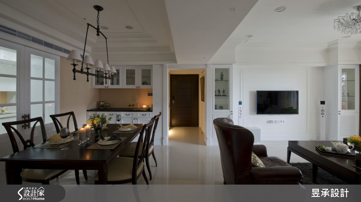 將廚房單向門改為對開的玻璃拉門，流暢餐廳與廚房之間的動線串連，強化了居家通風、採光度及空間視覺開闊性。