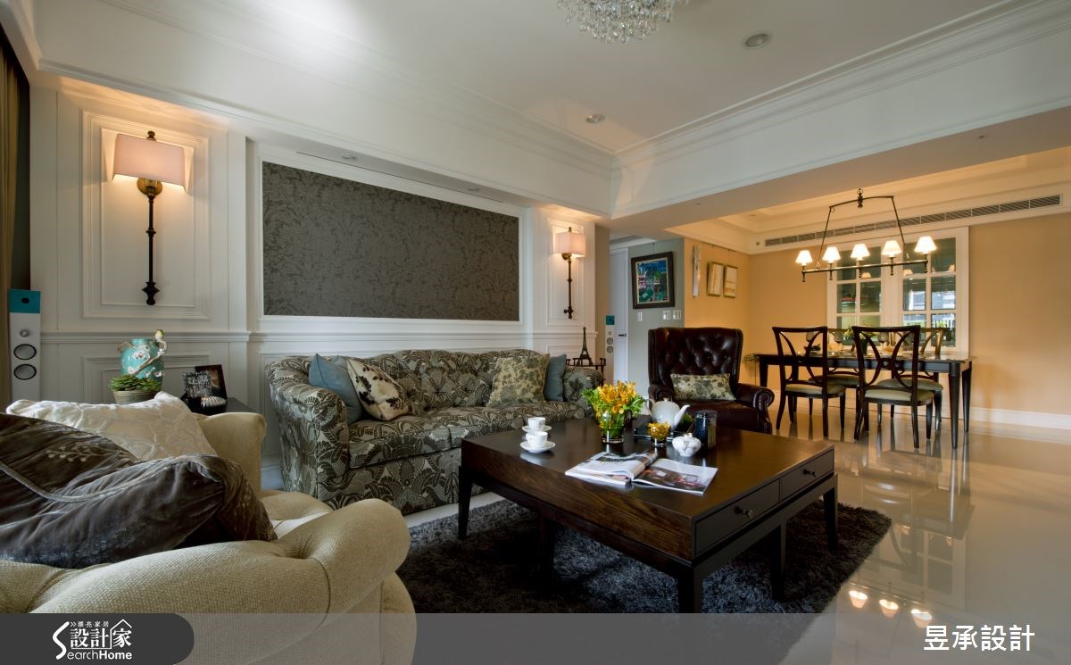 客廳沙發背牆左側原是大兒子房的出入口，經過位移重整，使客廳沙發背牆呈現完整大器的空間氣勢。