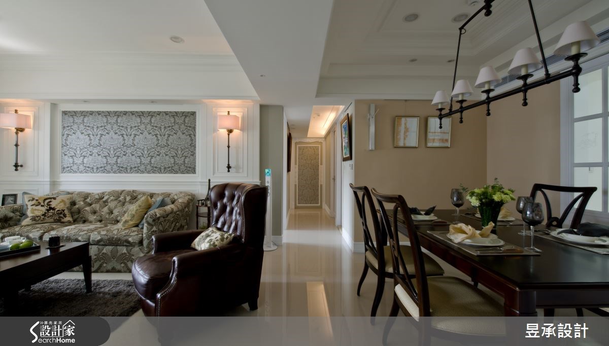 大門開啟後，視線焦點集中在玄關盡頭處的端景牆，牆後隱藏的是另一個臥室，目的為避開門對門的窘境，也為居家空間增加趣味變化。