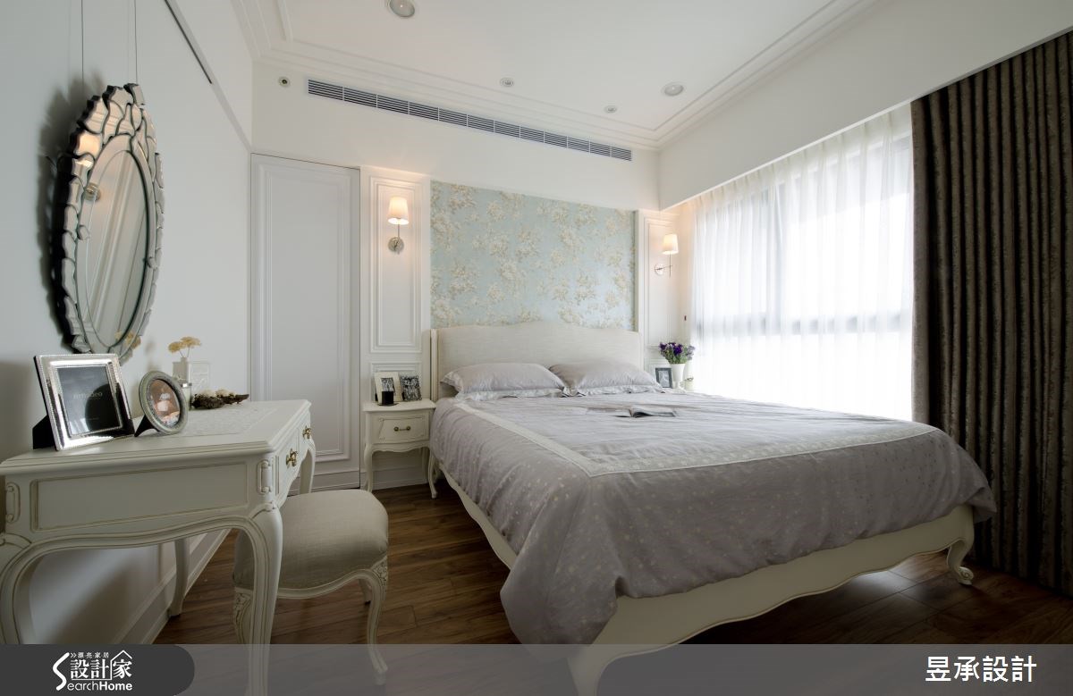 主臥室延續優雅舒適風格，兩盞壁燈加上古典花壁紙，呈現出雅致浪漫臥室氛圍；更衣室則隱匿在床頭主牆後，存放空間充裕，空間整體性十足，簡單中不失大器。