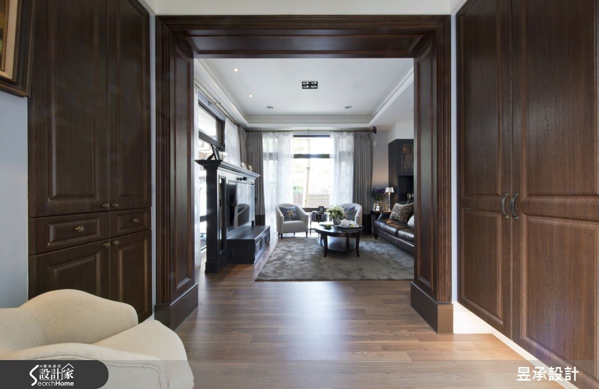 獨立的半開放玄關，左右兩側配置大容量的鞋櫃及衣帽櫃，其中一側採不落地不貼牆的鏤空設計，主要目的是為了方便屋主的兩個小小孩穿脫、收取鞋子所設計。