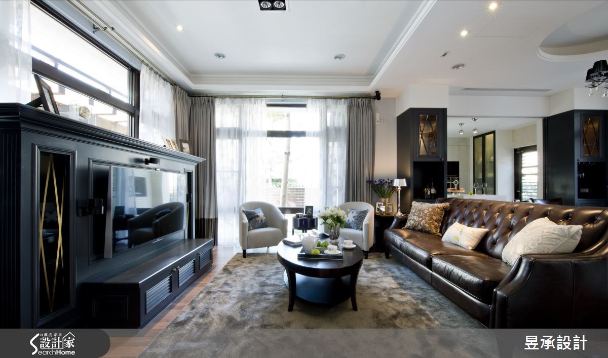客廳右側的落地窗因外有圍籬及庭園，所以保留了窗戶的完整性與大面採光，讓這個客廳發揮它應有的敞闊與大器。