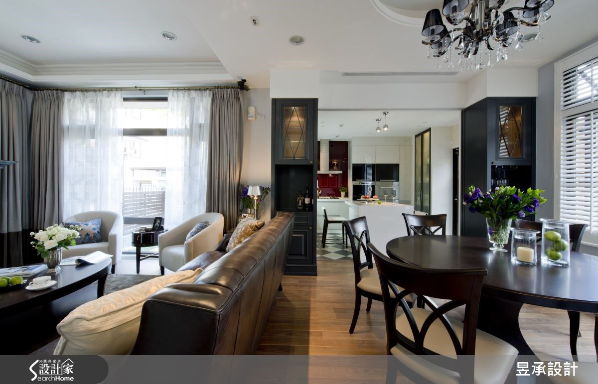 客廳與餐廳之間採完全開放的設計，僅以天花板造形及家具象徵性區隔空間機能屬性。
