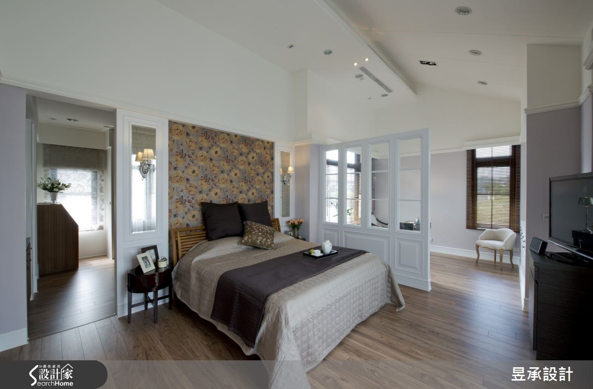主臥室採光最棒的區域規劃為書房，以木格玻璃隔屏區分睡眠區及閱讀工作區的使用機能，床頭主牆後採光較差的空間，則規劃為超大的開放式更衣室及茶水間。
