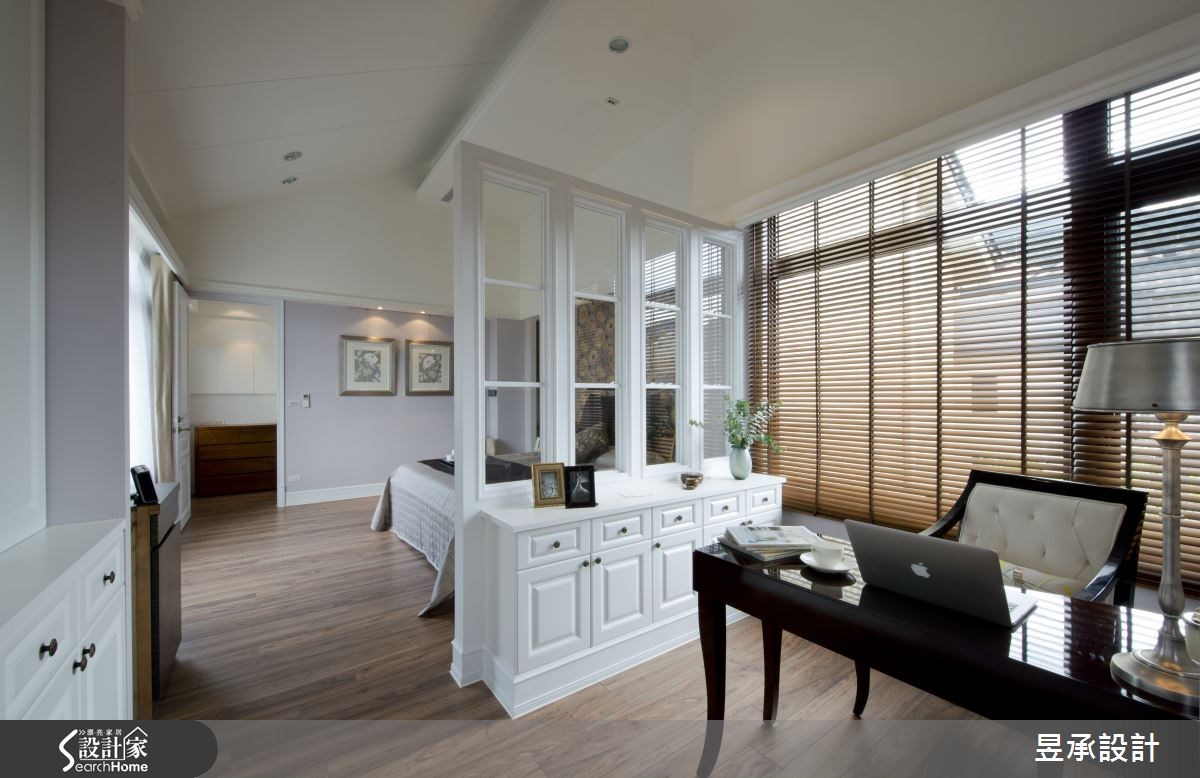 將床頭主牆向樓梯方向及向後位移，同時打開封牆露出原有的大面窗戶，回復了原建物應有的採光，木百葉窗及木格玻璃隔屏，創造出空間的光影變化與視覺層次。