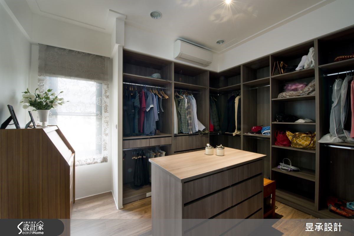 超大更衣室，除開放設計的收納高櫃，中間更格外設置中島台，讓收納功能更豐富更多元。