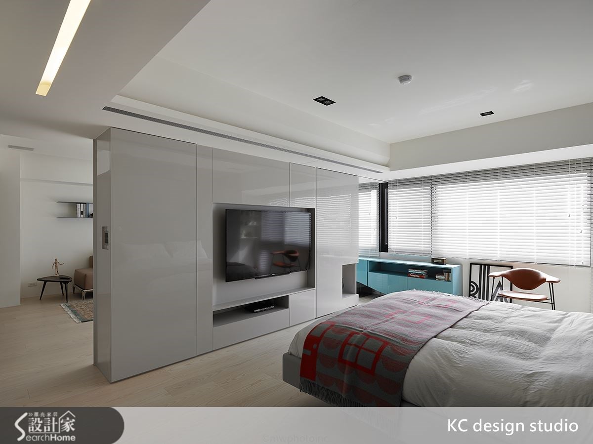 開啟拉門時，即出現客廳臥房之間的通道。