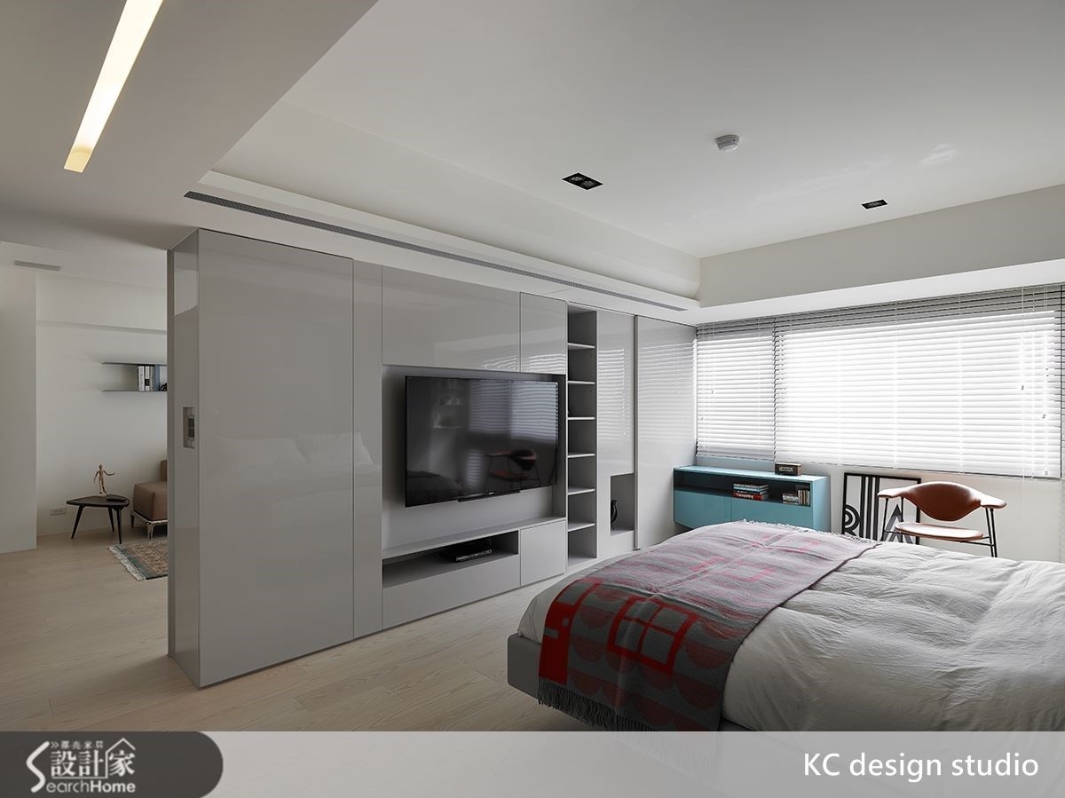 主臥電視牆右側設計一彈性拉門。