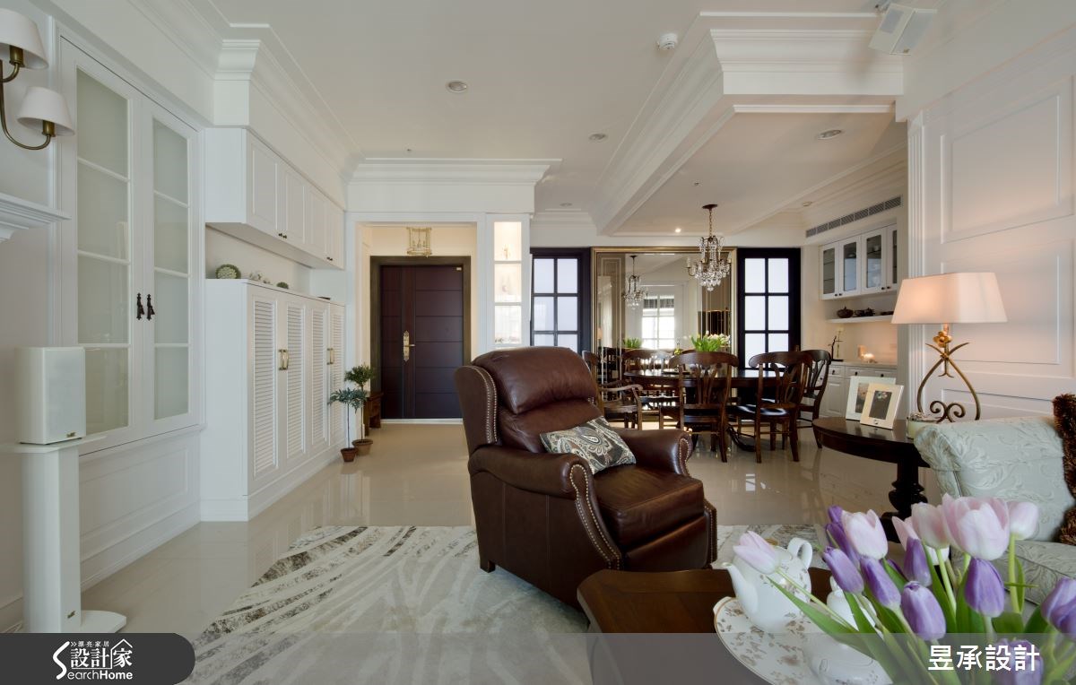 在進門處，利用鏡面牆及鞋櫃結合拱門及展示櫃設計，形塑出完整獨立的玄關空間。