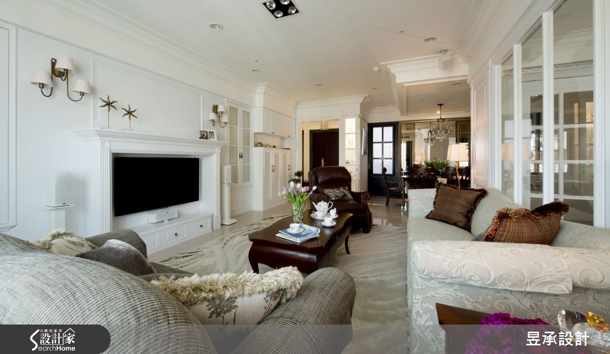 利用對稱的線條比例、通透的玻璃，以及具放大效果的鏡面設計，帶出空間的開敞與大器，同時運用燈光明暗的設計與家俱家飾的色彩運用，豐富了居家視覺的整體美。