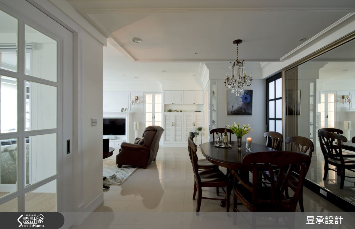 開放式的空間經過設計規劃後，除架構出獨立的玄關，動線經過轉折，不但讓餐廳區多出了一面可以懸掛畫的主牆，步出玄關的右側，更規劃一座集美麗與實用的百葉收納展示櫃。