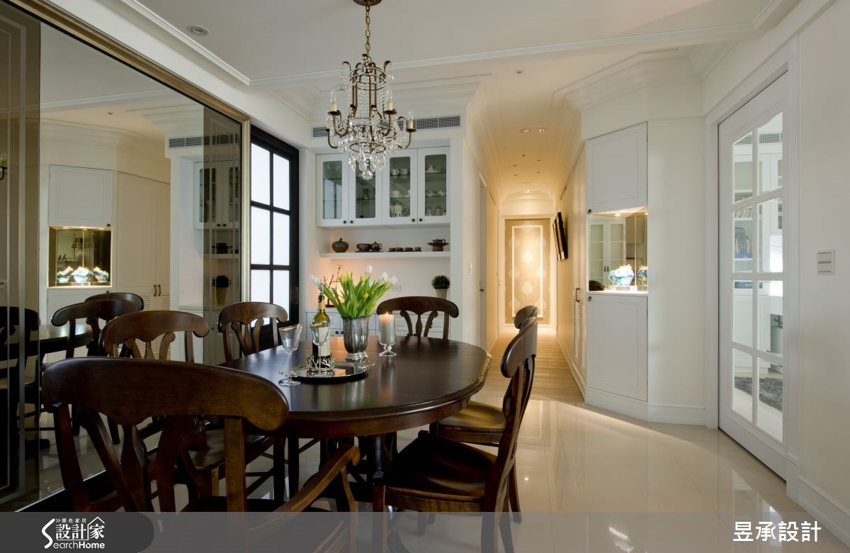 在餐廳及書房轉進入臥室區的走道入口，利用斜角及茶鏡設計柔化轉角處的銳利直角，同時規劃出隱藏版的儲藏室，來增加居家收納機能。