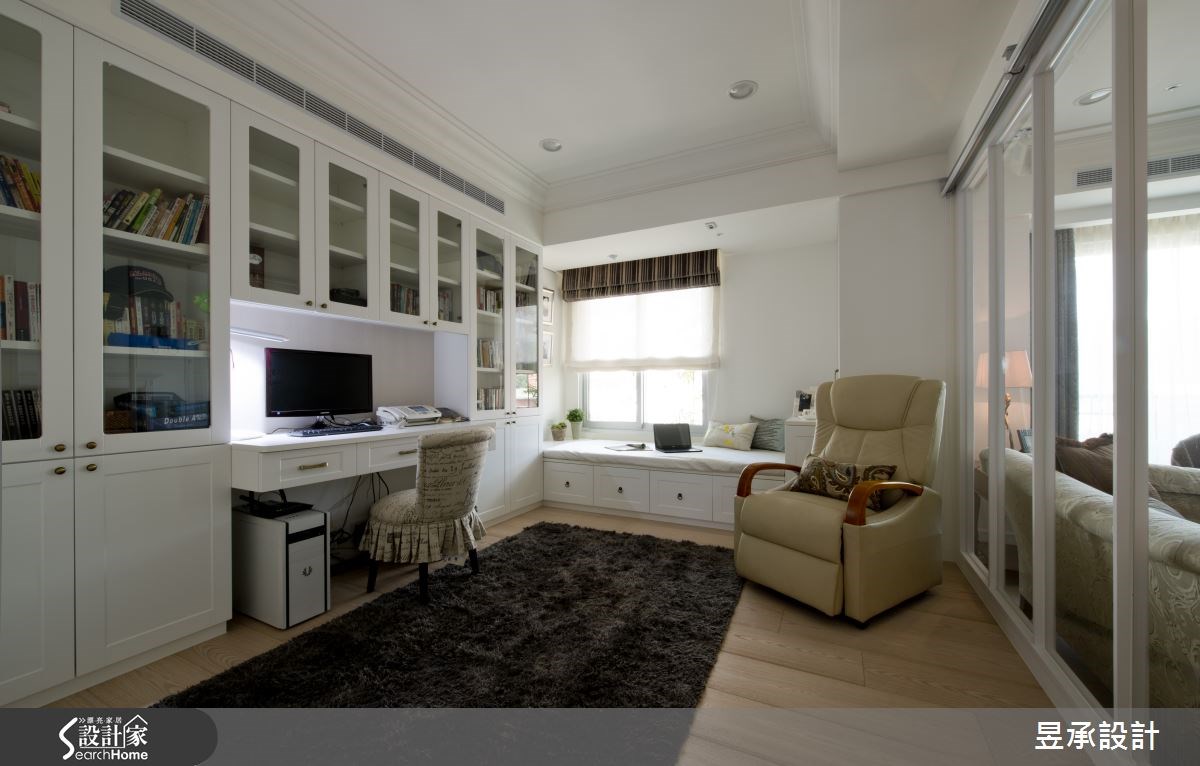 架高設計的書房，除設計一長排結合書桌、吊櫃及書高櫃外，臨窗處更設置底部可供收納臥榻區及收納櫃，必要時還可充當臨時客房。