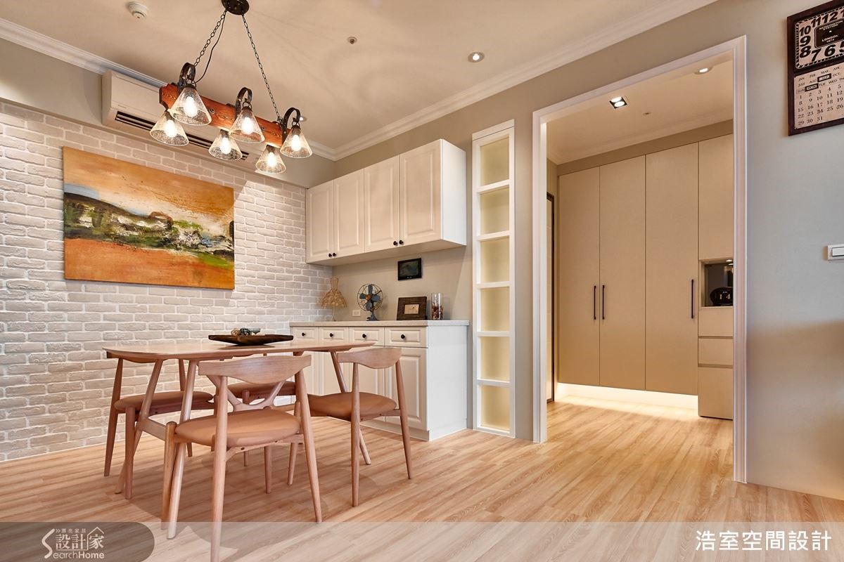 玄关与餐厅之间增设一道墙面，搭配方格玻璃保留视觉穿透感，创造完整的动线与空间层次。