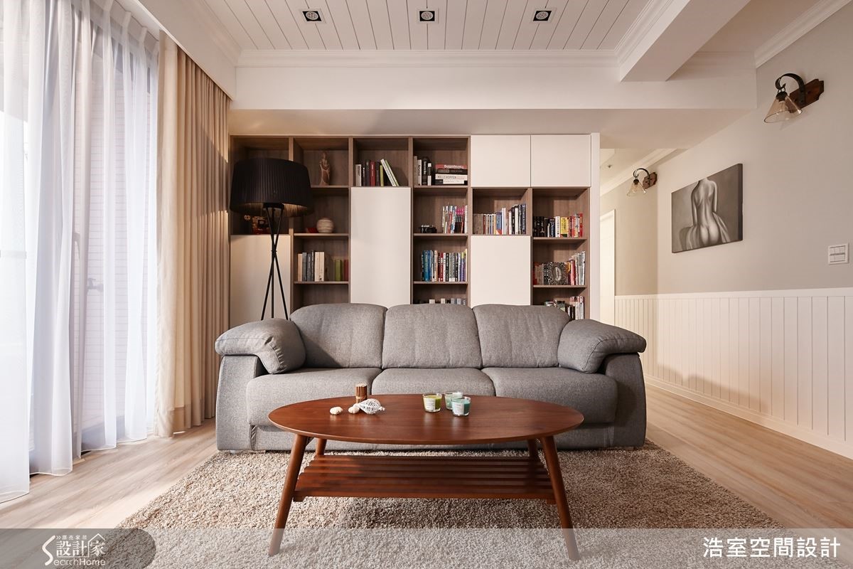 沙发背墙的设计经过几番研议，最后决定以虚实交错的方块书墙聚焦视觉亮点，为空间带来浓厚的人文气息。