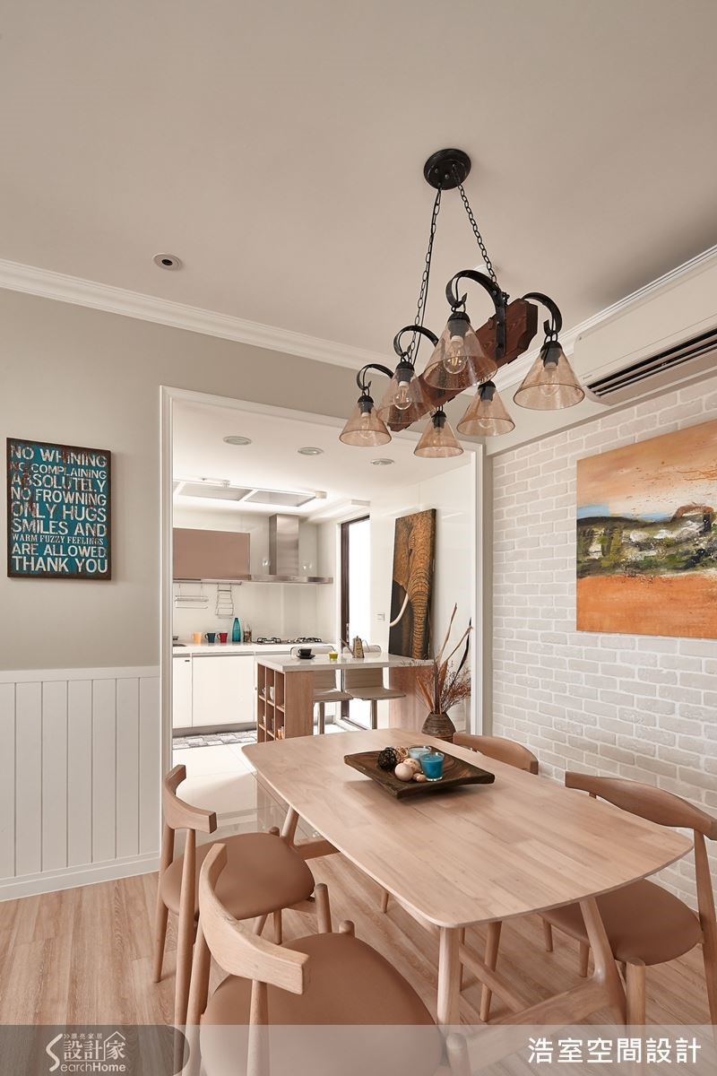 餐厅与厨房之间加入一道吧檯，创造灵活自由的使用机能。