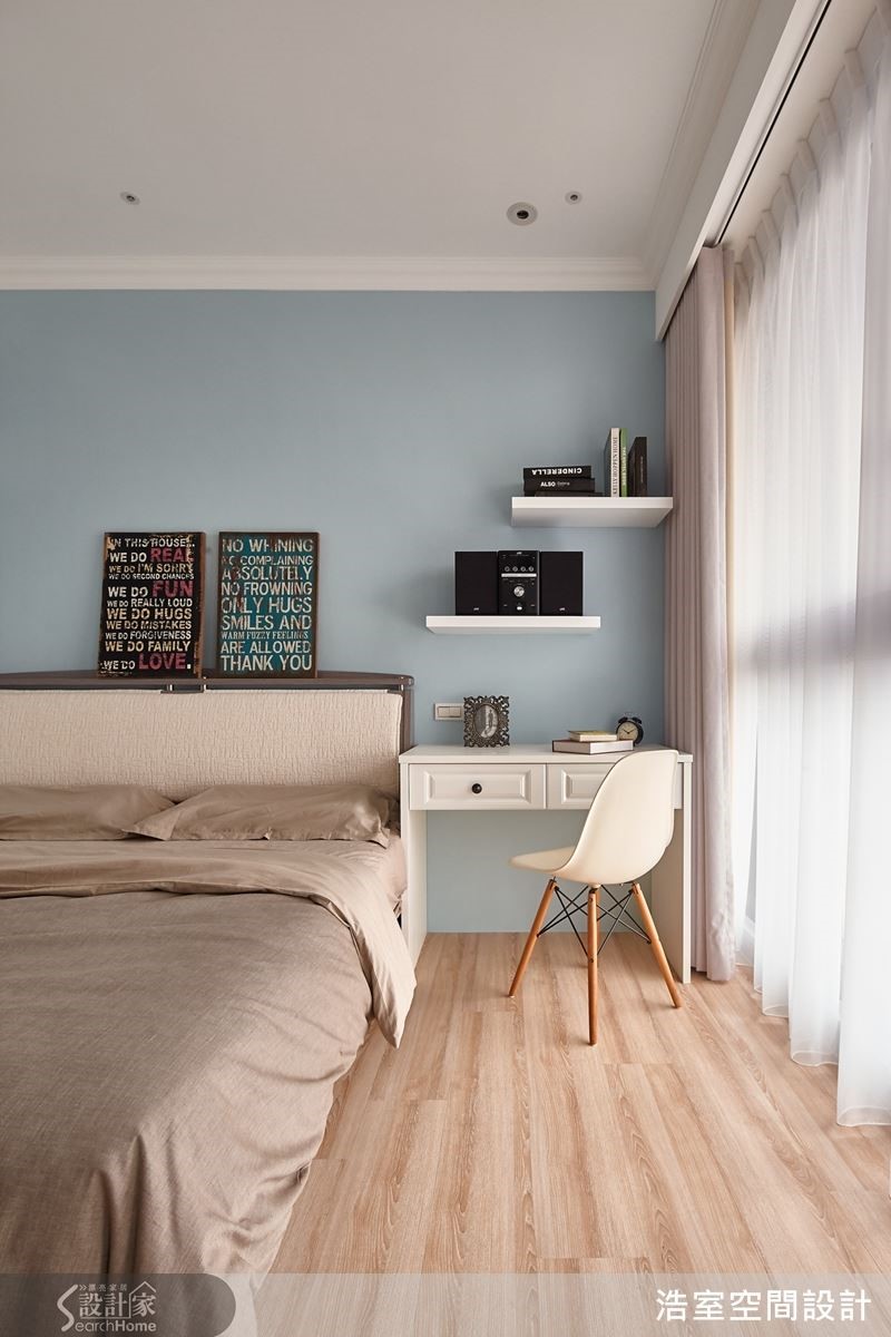 主卧室以清新的灰蓝色打底，创造出舒适纾压的纯粹睡眠空间。