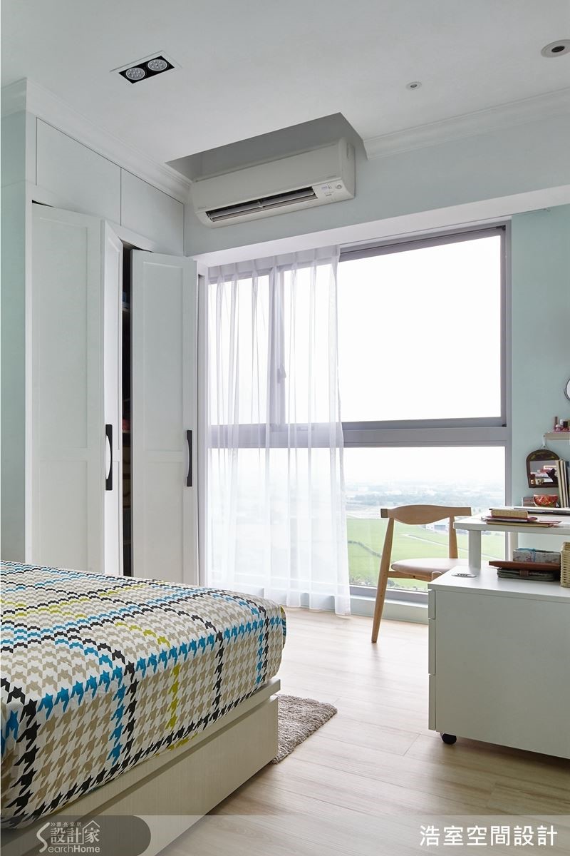 採光与得天独厚的景观是本案最大优势，卧房内也可望见绿意美景，令人心旷神怡。
