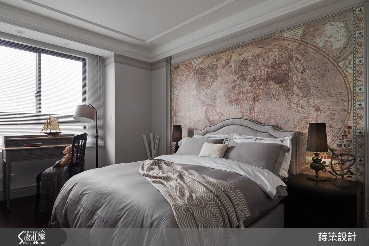 以大图输出做成复古地图墙纸，呼应了古典风格，也制造出宛如电影场景般的世界观氛围。