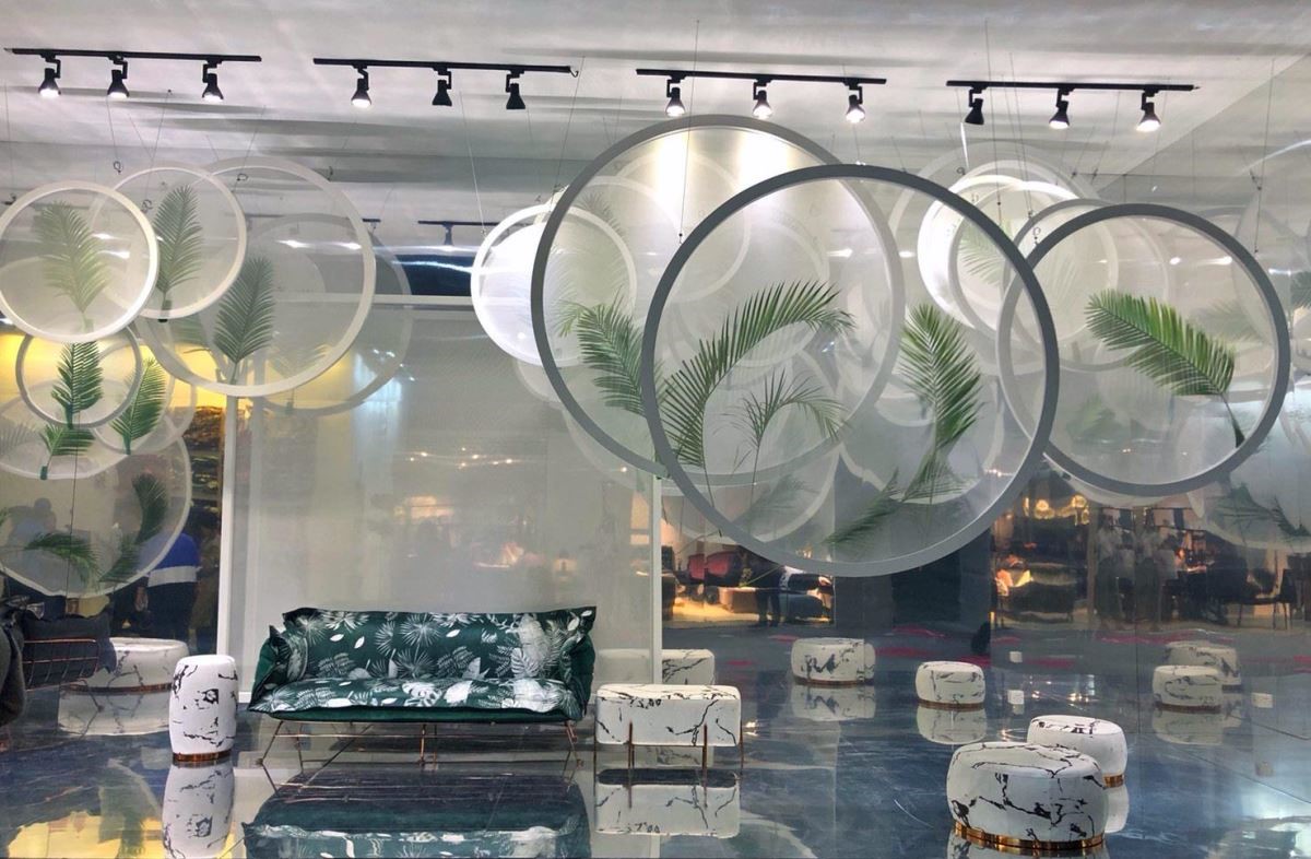 由杭州小筑系列创始人悉尼设计，以水为设计主题，结合神秘雨林的情绪，并将微小的水滴放大、映射出生命的瞬息。这应该是整个展场中最吸睛的展区之一，几乎每个人经过都要停下拍照，彷佛巨大的水滴从天而降，一切是如此的渺小。