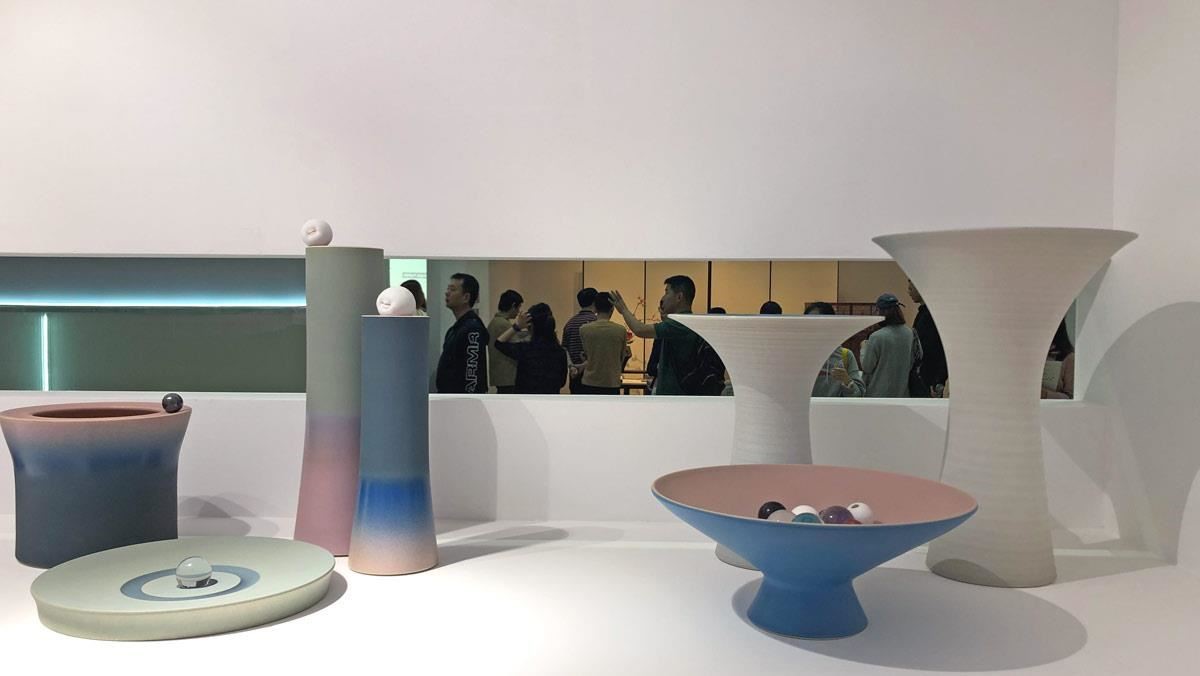 来自江西景德镇的品牌象上，以现代的设计转换传统工艺，将陶器升华成生活中不可或缺的器皿及道具。