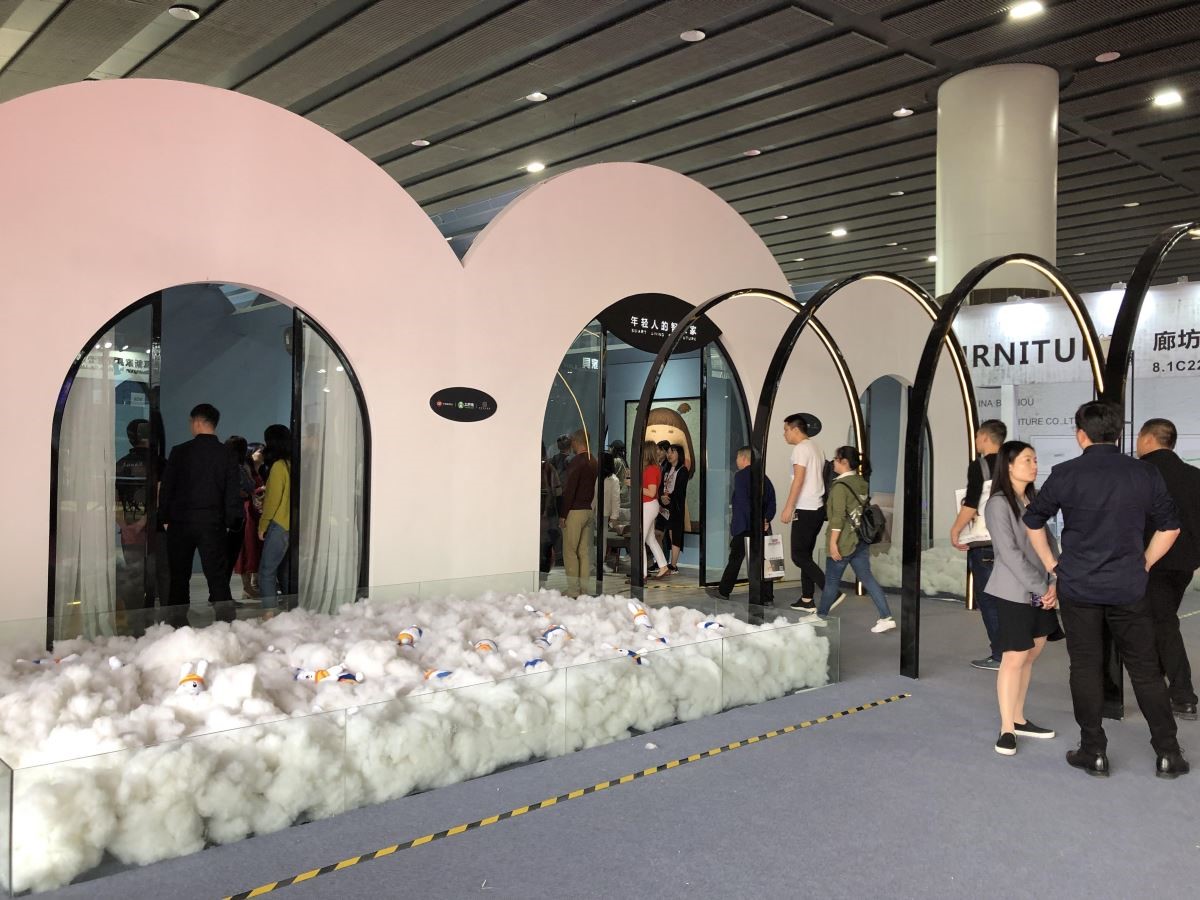 香港设计大师梁景华以弧形拱门及门扇，彷佛腾飞在白云上，让人想象无限，脑洞大开！