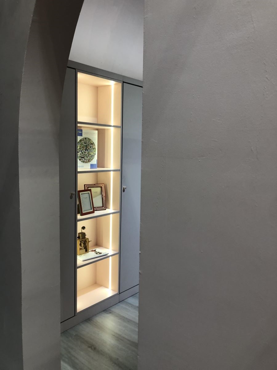 弧形拱门被广泛运用在展场各处，有时是制造缓冲的玄关，有时则能成为令人安心入眠的角落。