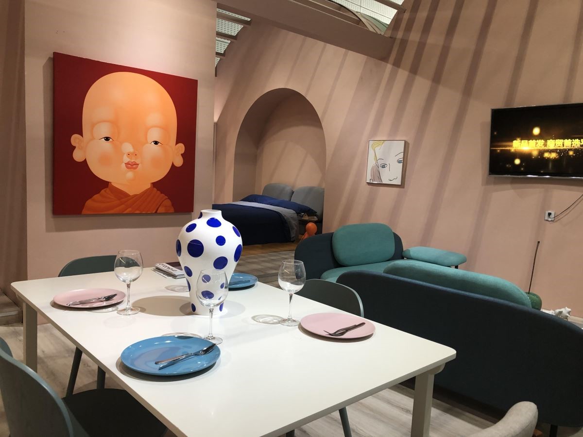 梁景华设计师认为：开放式的空间设计有助于缓解小空间的壅塞感，并且在距离相近的空间里凝聚情感。