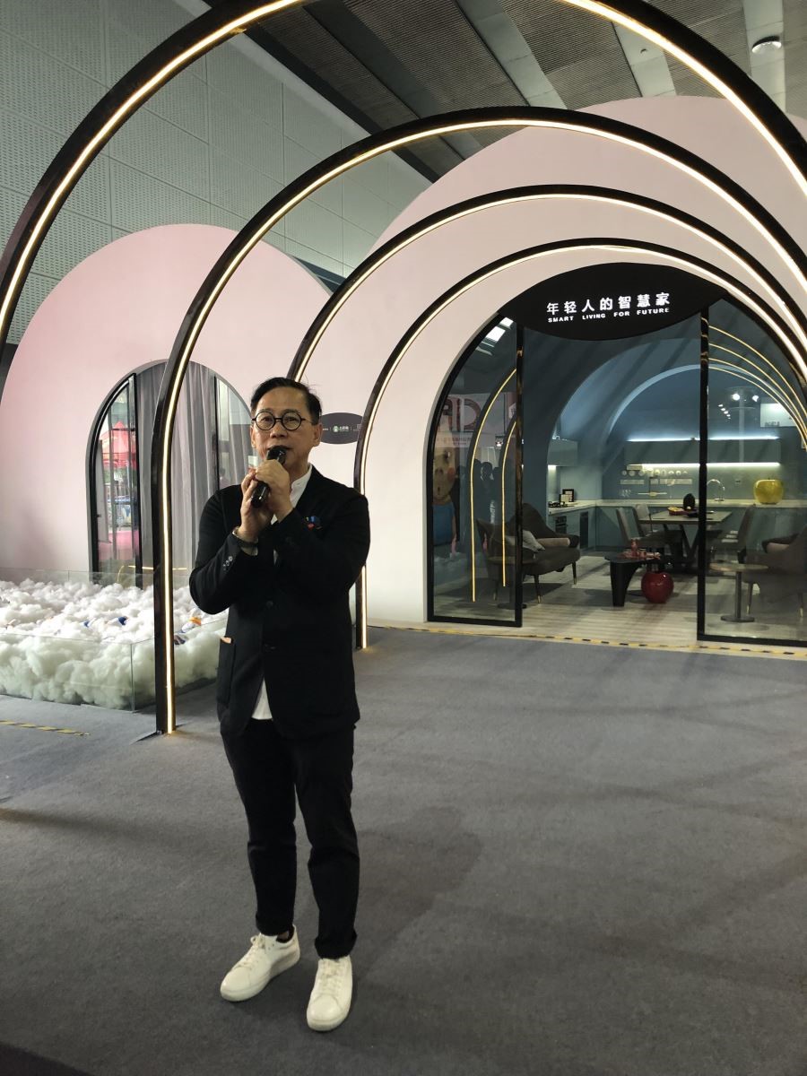 香港设计大师梁景华。