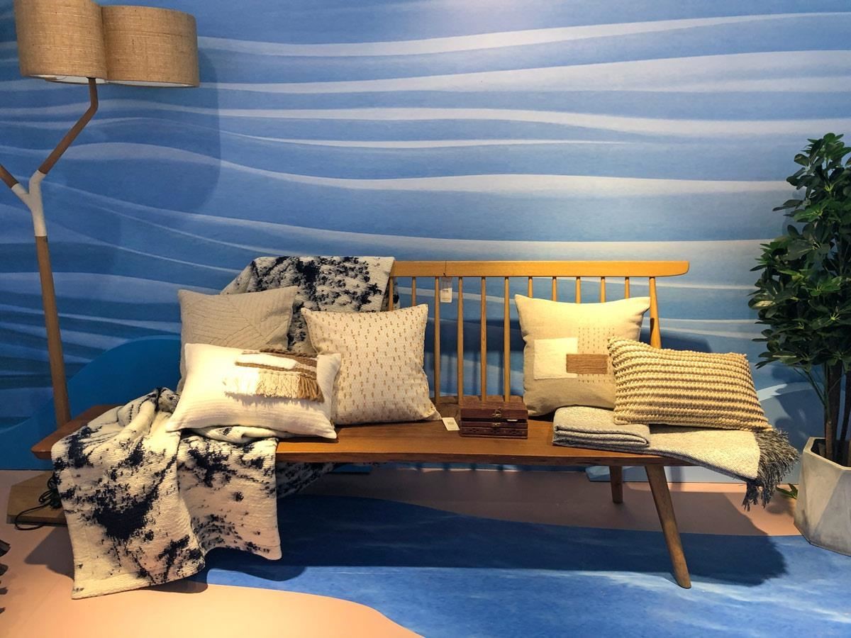 附有椅背的长椅，可供多人乘坐，未做满椅背的两侧可摆放抱枕、盆栽、盖毯等进行多元使用安排。