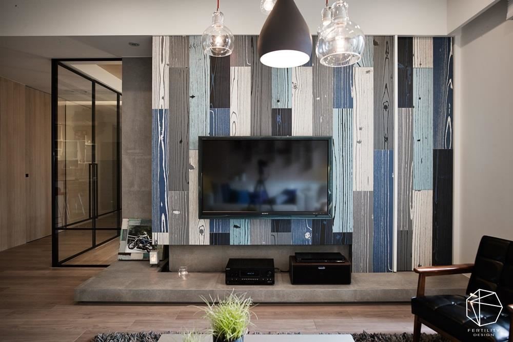 客厅电视墙铺陈木质感的彩色木纹砖，带出休闲氛围，一旁摆设了屋主骑重机游阳明山的照片，充满生活趣味。