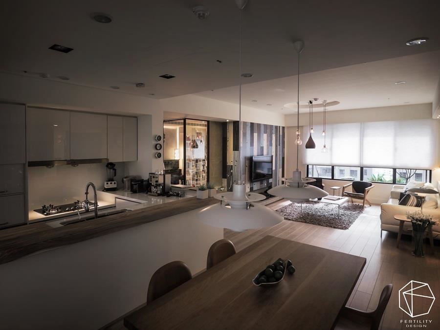 原先为半封闭式的厨房，空间狭小且不敷使用，于是重新调整格局，并打造屋主指定的吧台，作为全家人温馨相聚的重要场所。