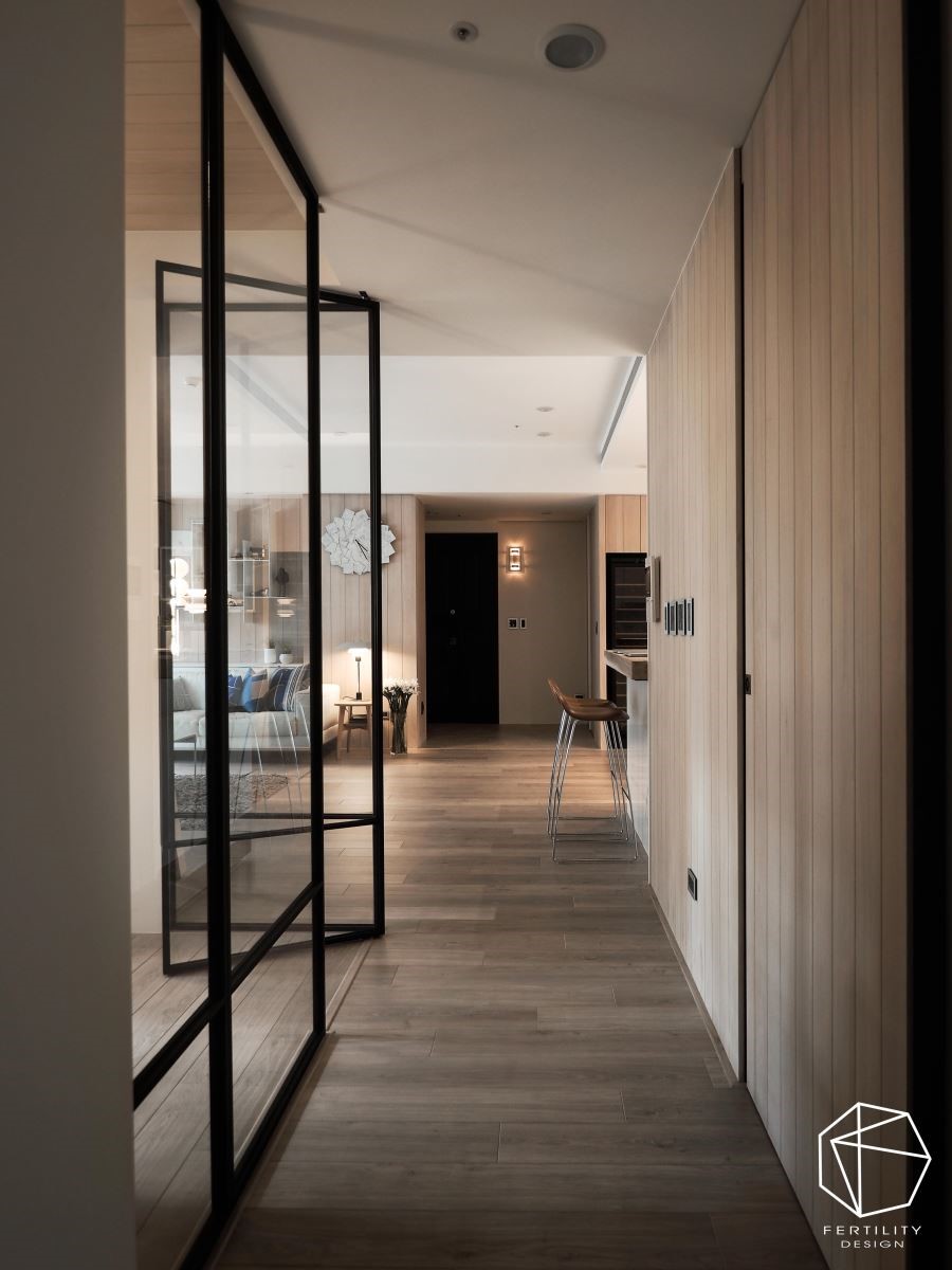 房屋原为双面采光，房间则位在走道两侧，为了不让居中的走道变暗，打造半开放式书房，不但视觉通透、空间感变大，也过渡光线照亮走道。