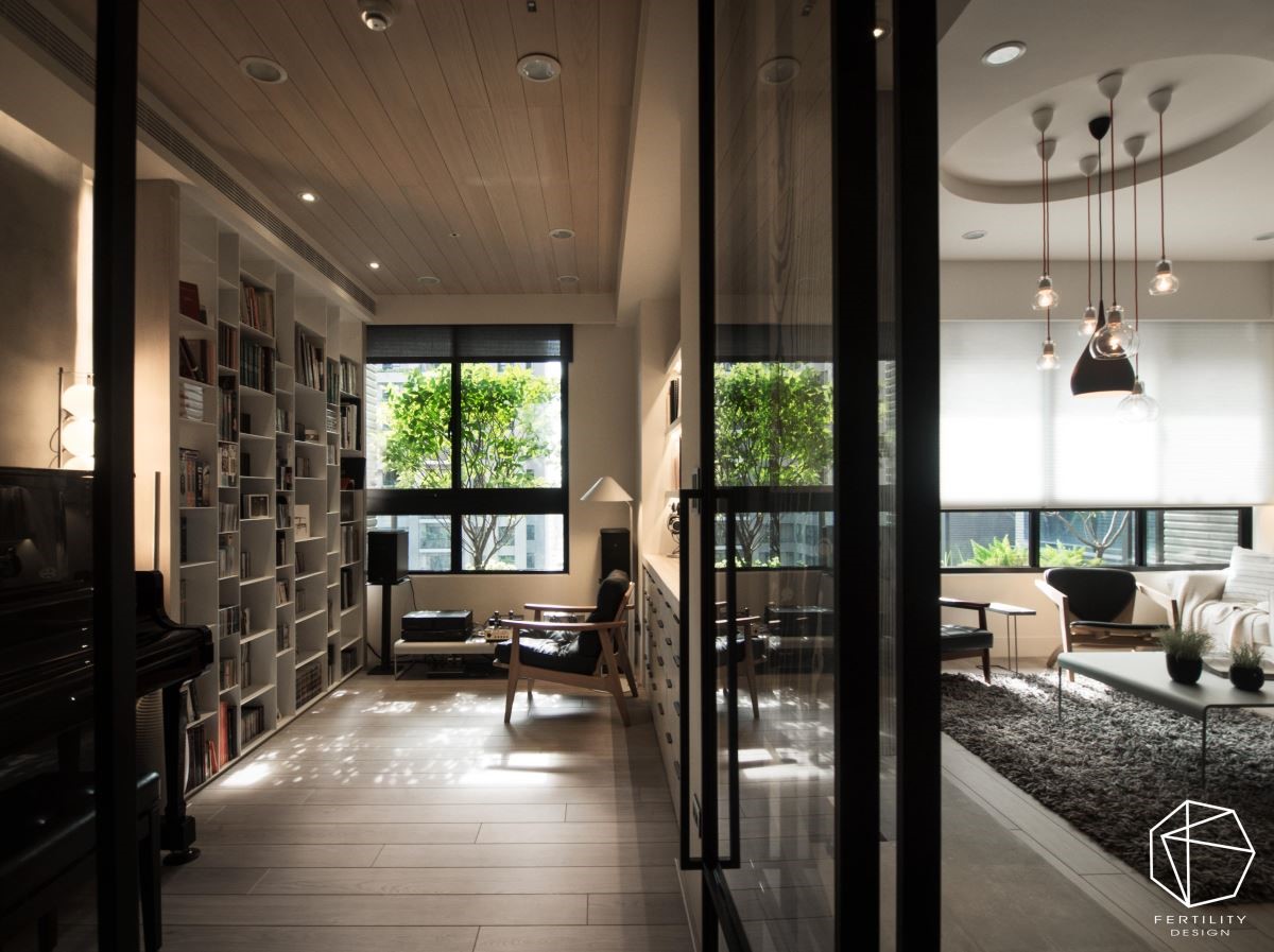 书房窗外正对一棵绿树，自然遮蔽了户外阳光，并营造出树影婆娑的画面，成为书房内的绝佳美景。