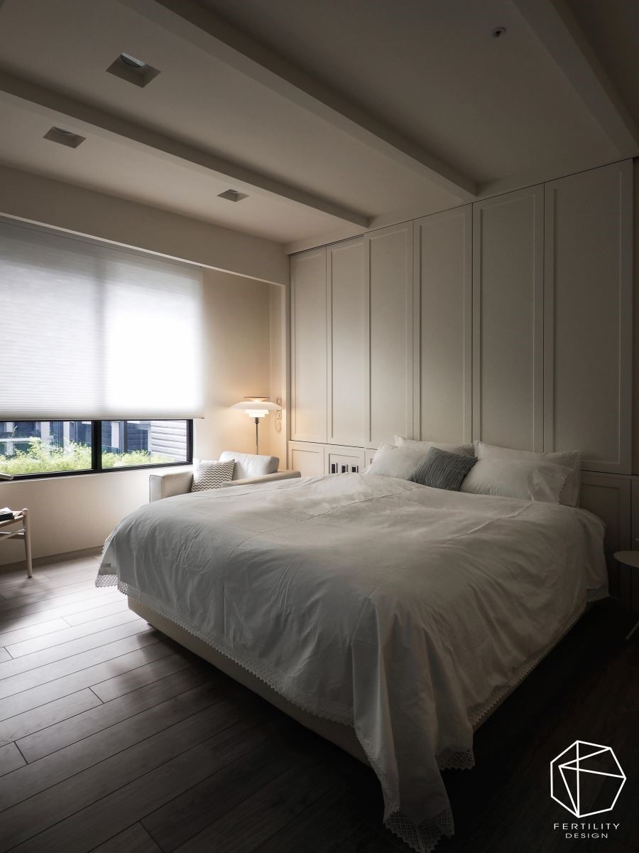 主卧呈现简约北欧风情，透过大面积的白色调，给人宁静舒适的感受。